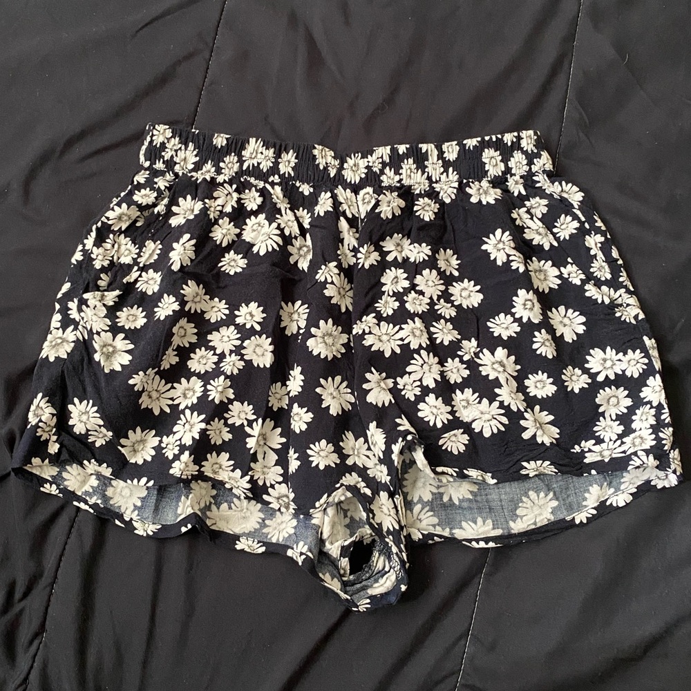 Flowy Floral Shorts W/ Pockets!